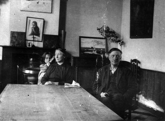 George Minne, his Wife and Granddaughter in Latem